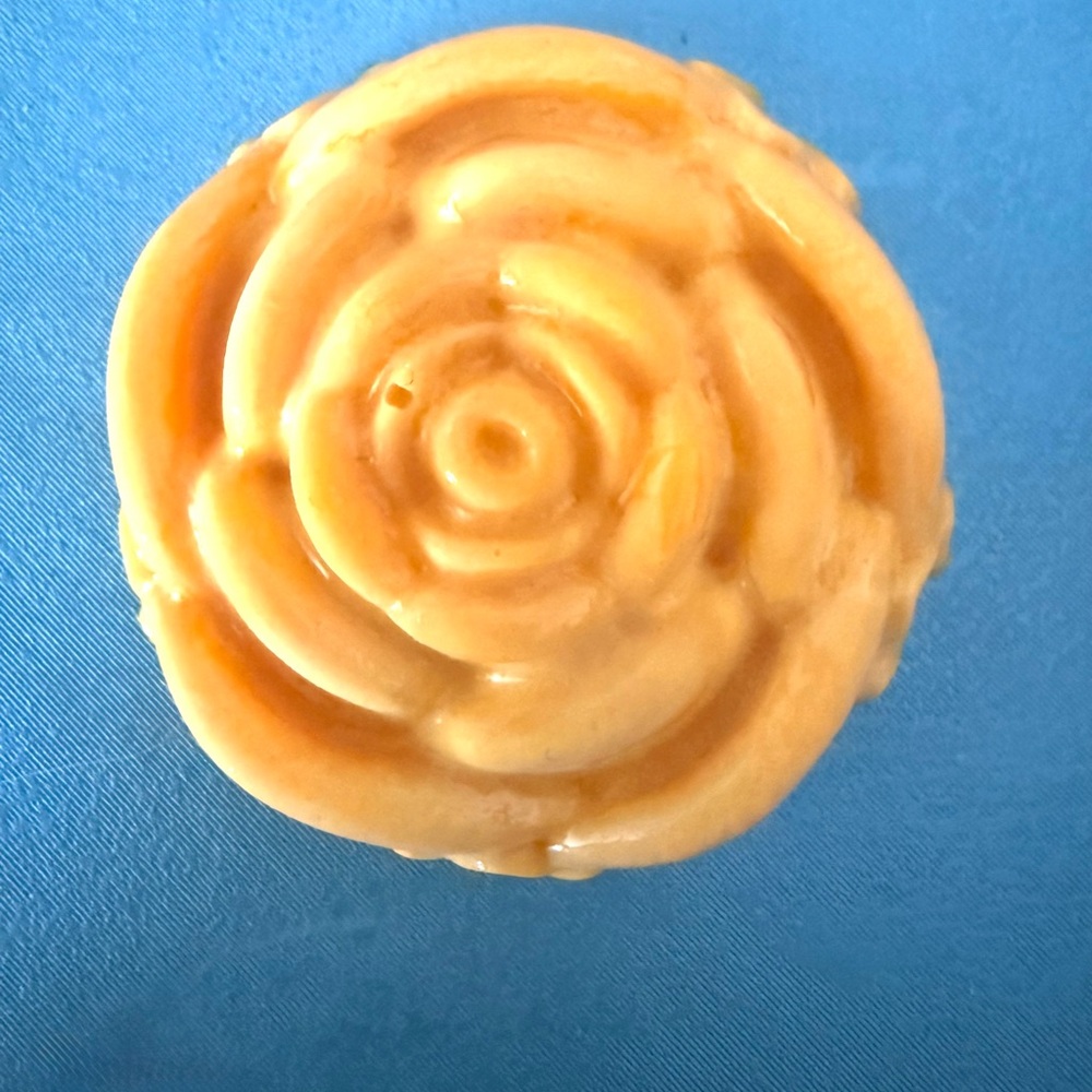 Rose-Shaped Yellow wax melts
